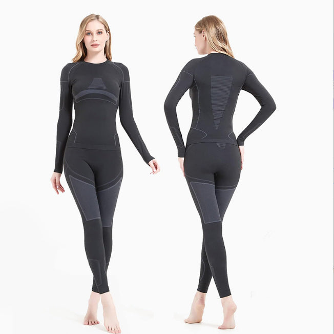 Elegante tuta sci donna per sport invernali. Abbigliamento tecnico performance con giacca e pantaloni per neve.
