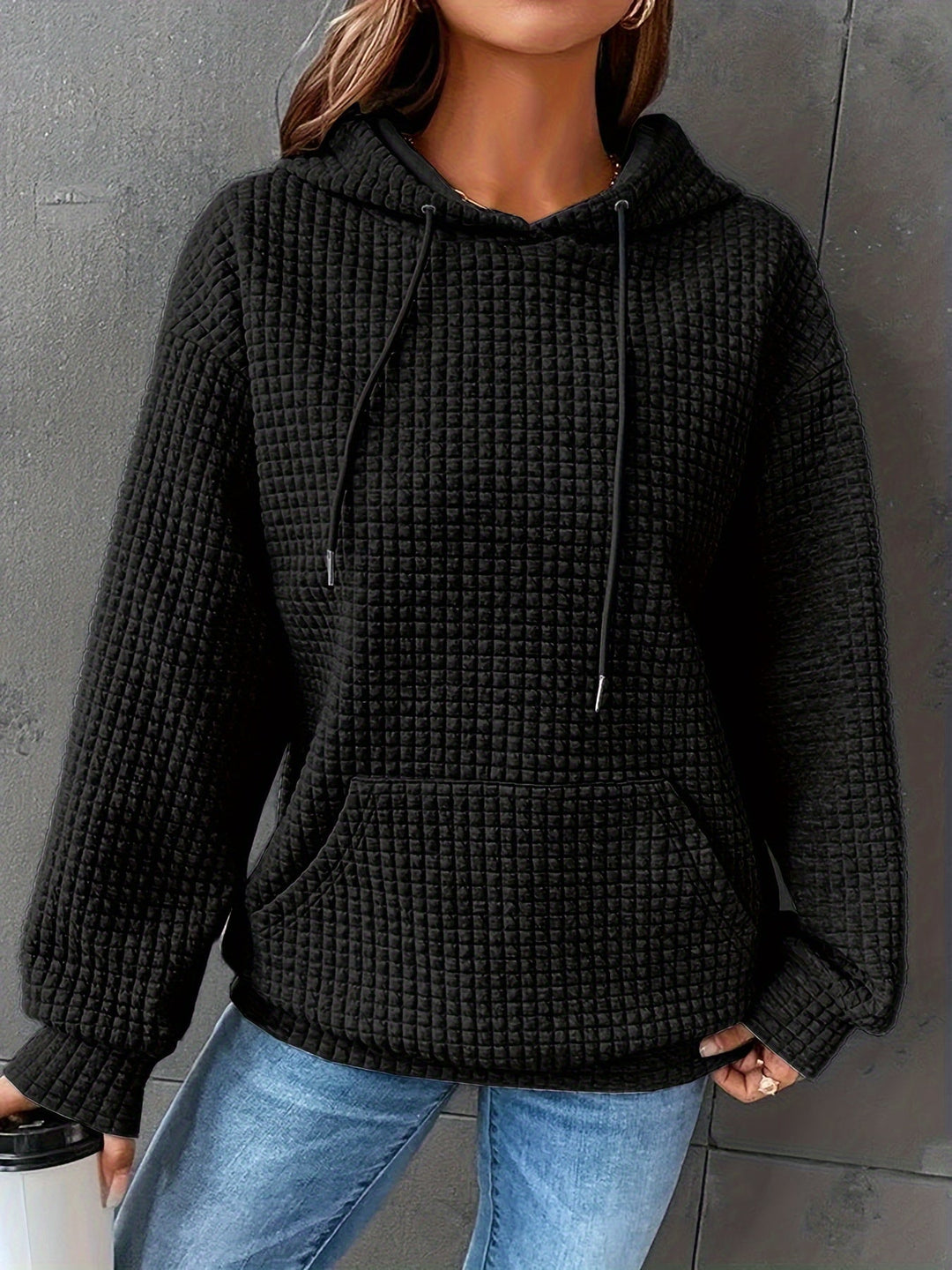 Felpa donna, vista laterale, con cappuccio e tasca marsupio, texture distintiva. Stile casual.