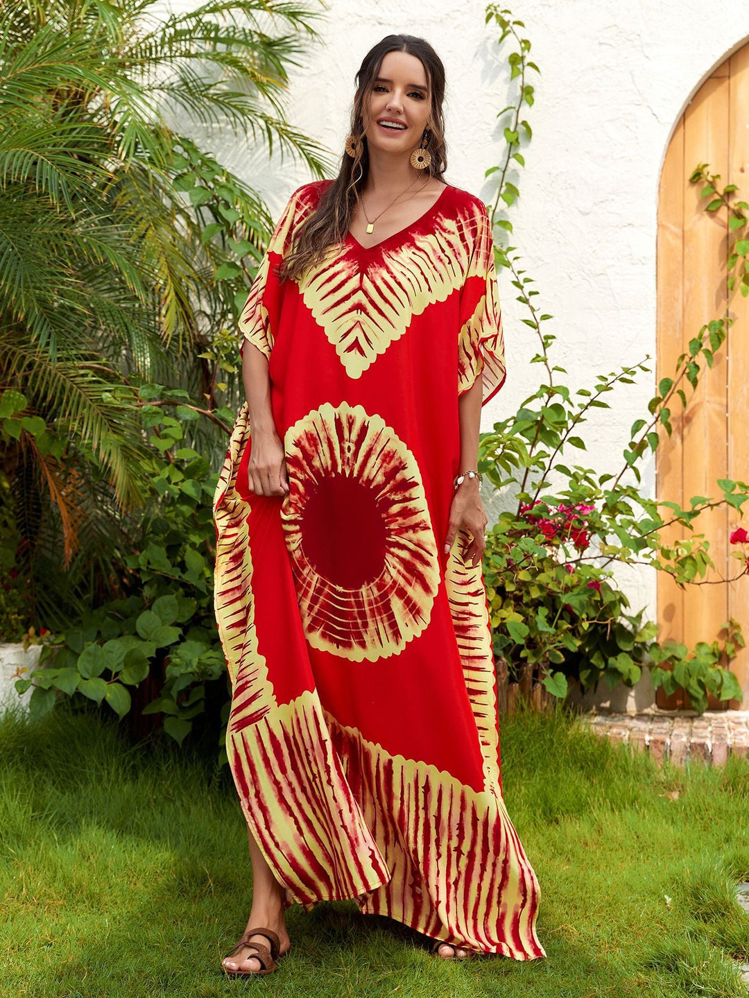 Abito femminile lungo, scollo a V, stampa tropicale, tessuto leggero, per giornate di sole.