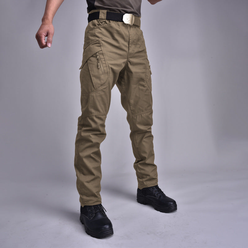 Uomo con pantaloni cargo multitasche per escursioni. Funzionali, impermeabili, per outdoor autunnale.
