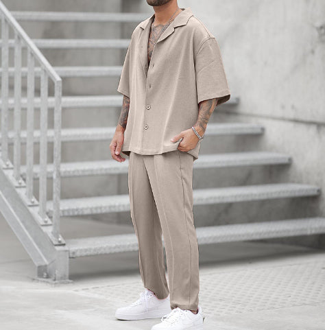 Set casual uomo leggero, con camicia a maniche corte e pantaloni comodi, ideale per l'abbigliamento estivo e tinta unita.