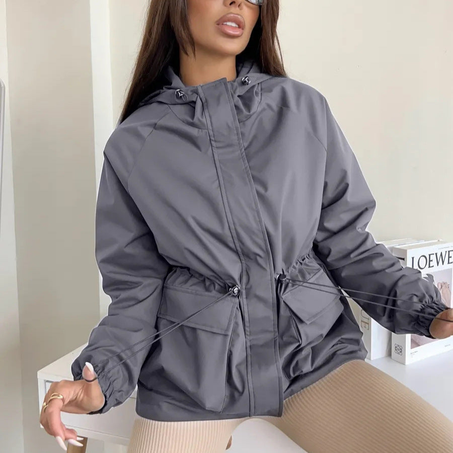 Capospalla donna pratico e casual, giacca leggera con cappuccio ideale per la mezza stagione.