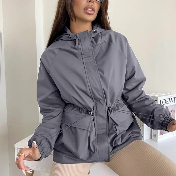 Capospalla donna pratico e casual, giacca leggera con cappuccio ideale per la mezza stagione.