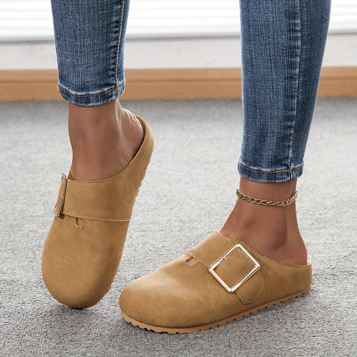 Mules da donna con zeppa e fibbia, offrono eleganza e supporto per l'uso quotidiano estivo.