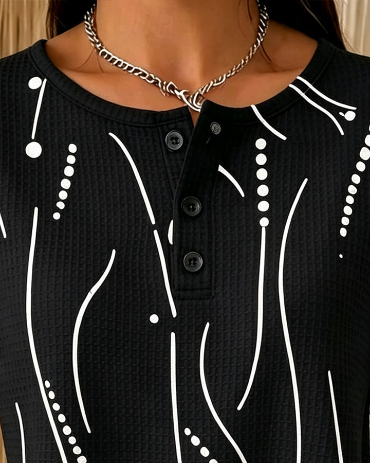 Bottoni decorativi e stampa grafica su t-shirt donna casual. Abbigliamento versatile per primavera estate.