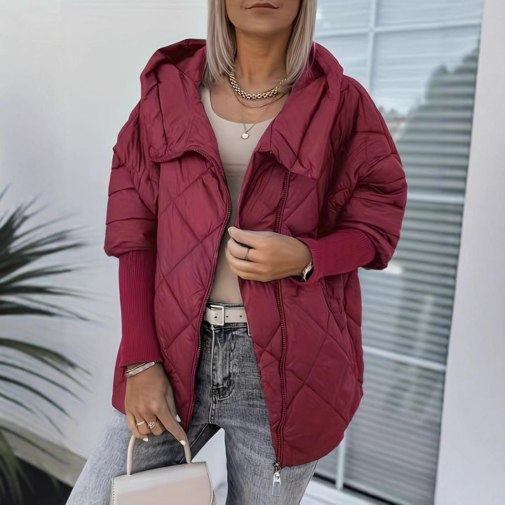 Giacca puffer donna invernale elegante con cappuccio, zip e design patchwork. Calda e alla moda.