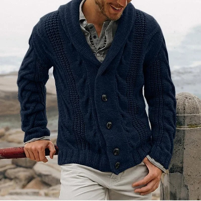 Morbido maglione cardigan uomo per l'autunno, con bottoni, un capo comodo ed essenziale per la moda maschile.