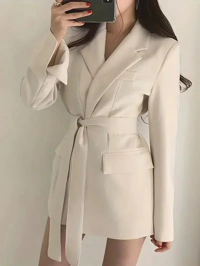 Mini abito blazer sartoriale da donna elegante, perfetto per occasioni formali o serate chic. Versatile e moderno.