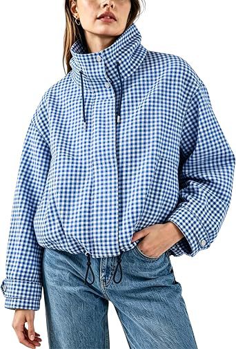 Giacca corta da donna a quadri, stile casual chic con collo rialzato e zip, versatile per outfit di tendenza.