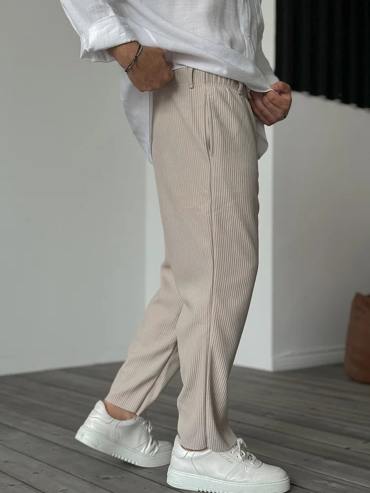 Dettaglio del tessuto morbido dei pantaloni uomo eleganti, perfetto per look casual o smart con comfort.