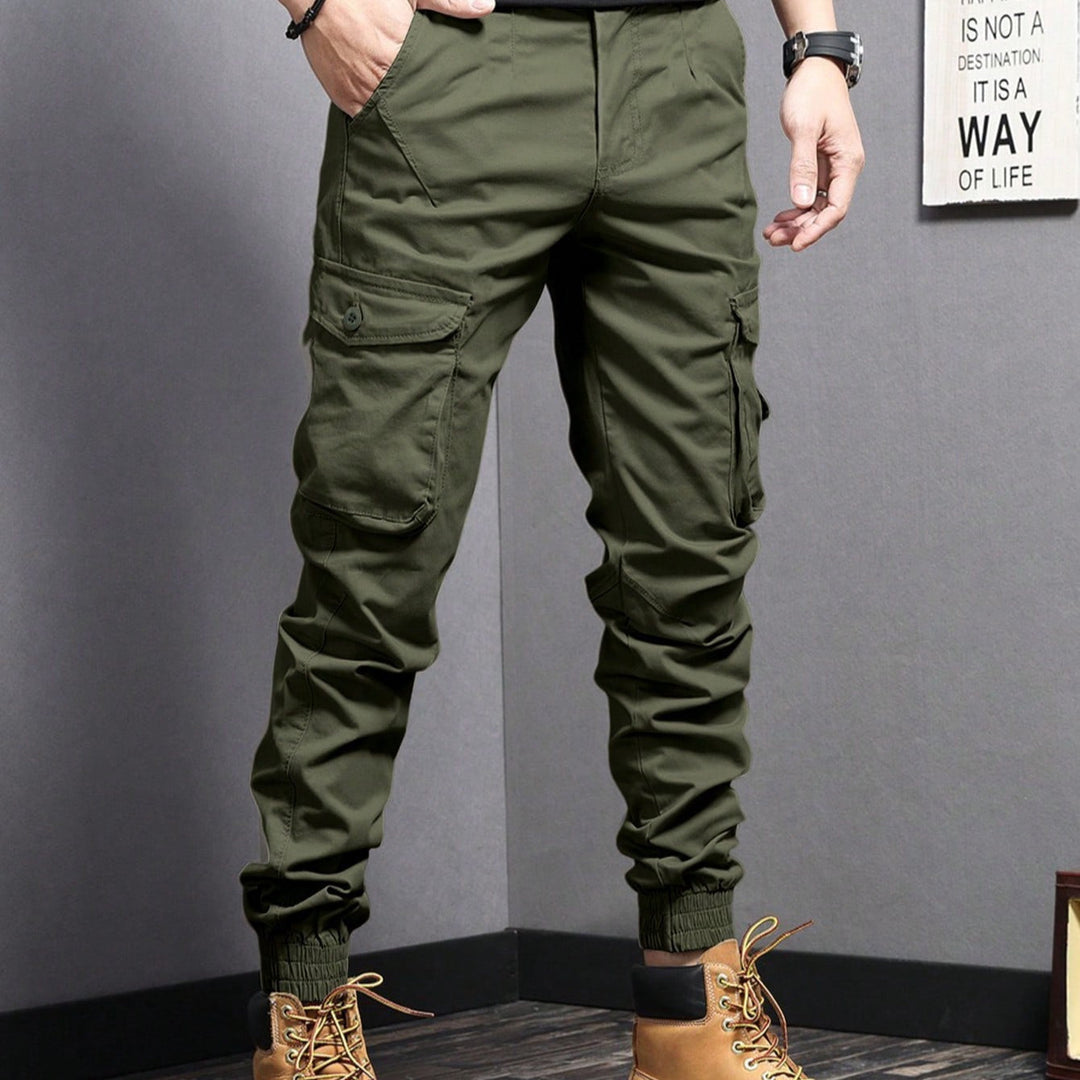 Pantaloni cargo uomo da lavoro con coulisse e multi-tasche, ideali per comfort e funzionalità.