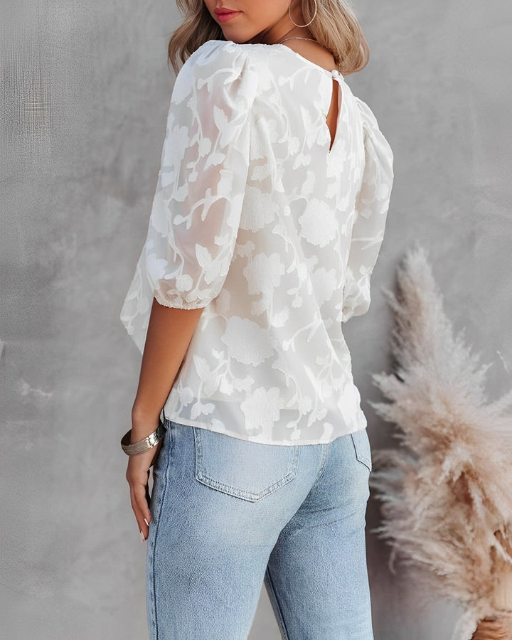Top estivo femminile con maniche a sbuffo, camicetta elegante per un look di moda primaverile.