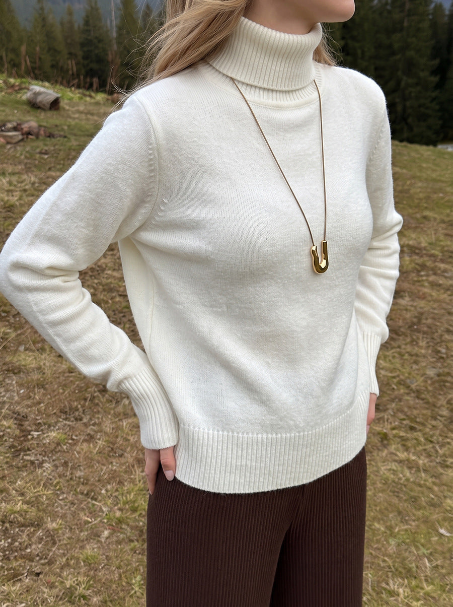 Morbido maglione da donna, stile ampio e versatile, tinta unita. Ideale per ogni occasione casual.