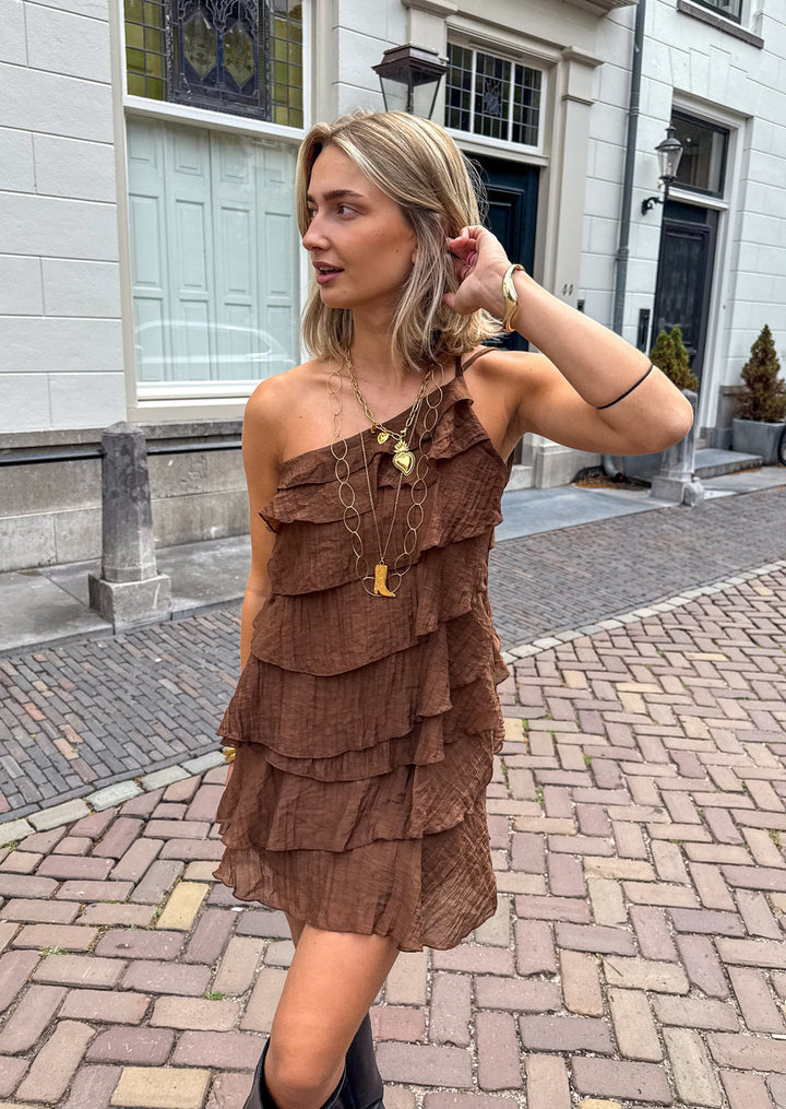 Abito estivo con volant, elegante e trendy, perfetto per tutta l'estate.