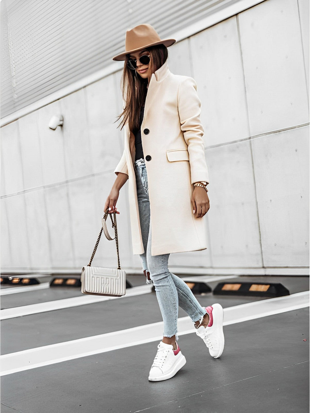 Look casual o elegante: Cappotto da donna lungo autunnale con scollo a V e bottoni. Un capo indispensabile.