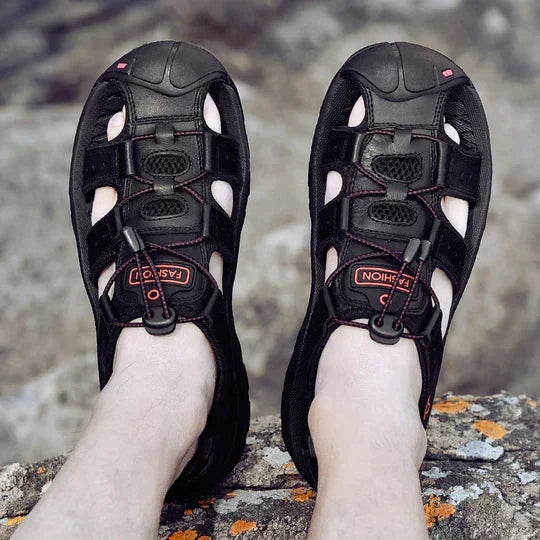 Sandali uomo in pelle, comodi e regolabili, con cinturini e suola antiscivolo. Ideali per calzature estive casual.