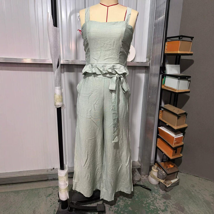 Set donna elegante e comodo. Top bustier e pantaloni ampi plissettati in verde menta. Outfit estivo versatile.