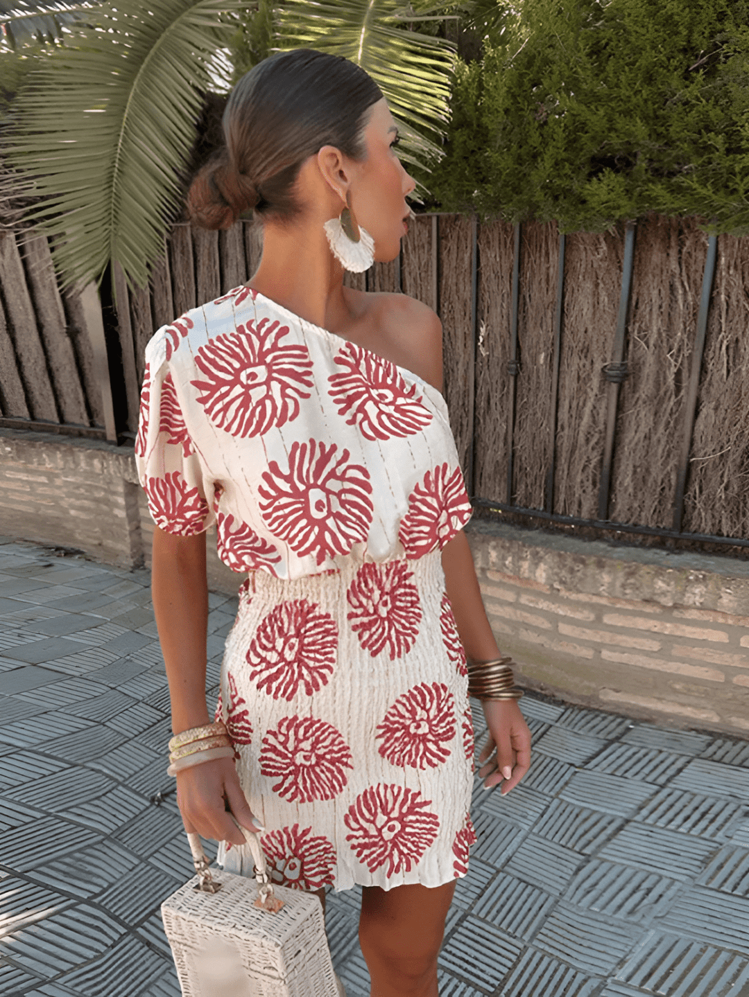 Mini abito estivo donna con stampa vivace, colori brillanti per un look casual o vacanza. Moda primavera estate.