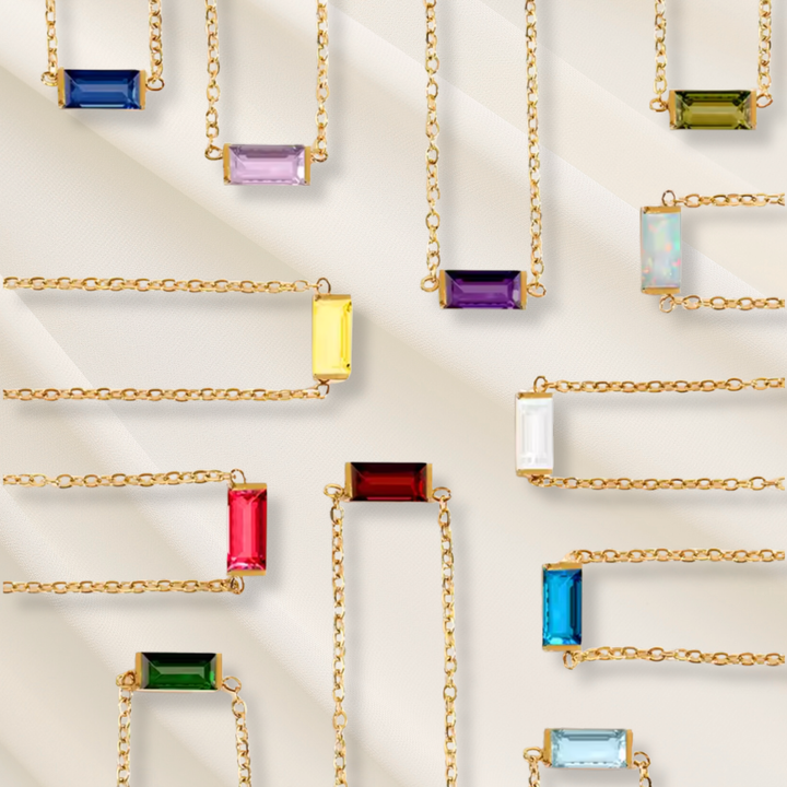 Bracciale moderno da donna placcato oro, con charm e pietra di nascita, gioiello personalizzato.
