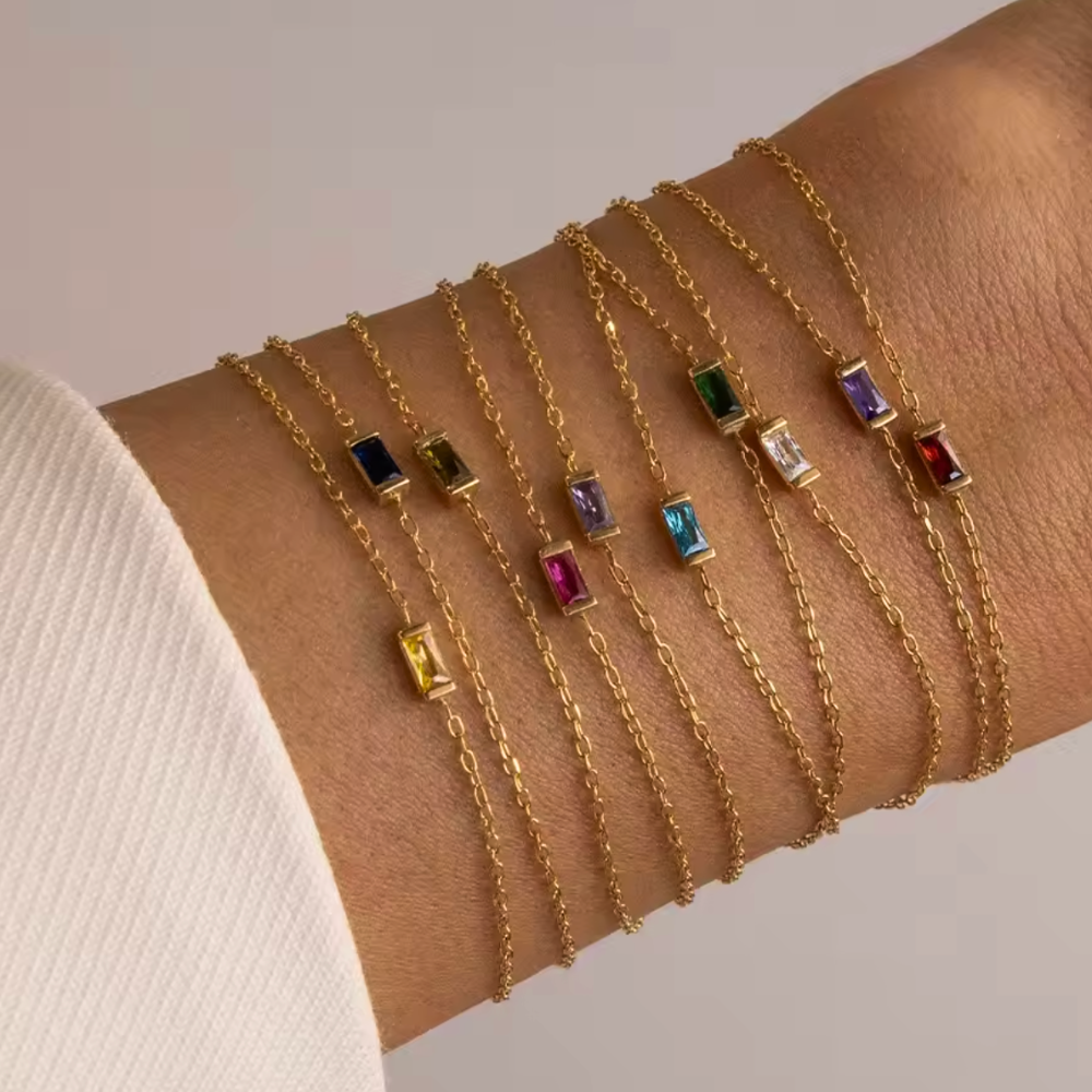 Bracciale charm placcato oro con pietra di nascita in confezione regalo, gioiello elegante per donna.
