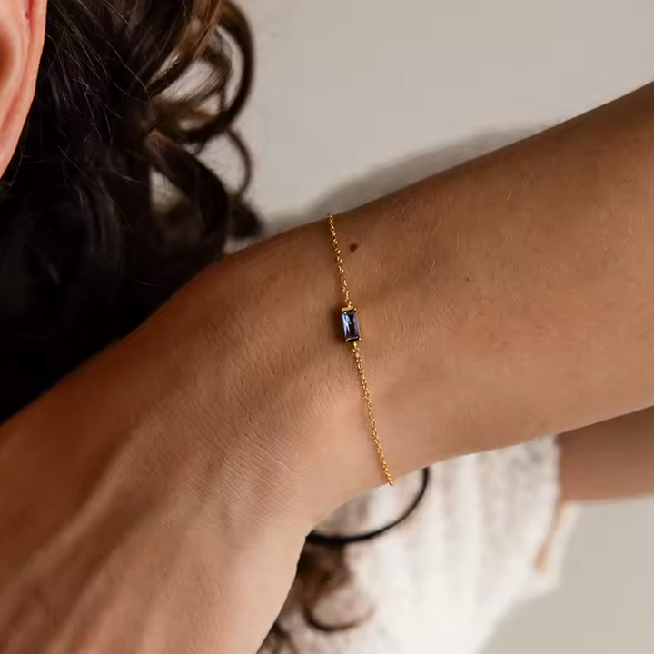 Bracciale da donna placcato oro con pietra di nascita e charm, per uno stile personale e unico.