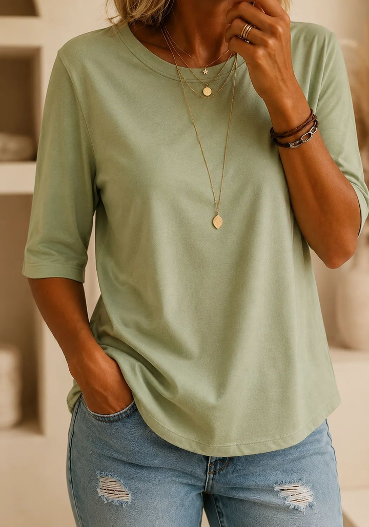 T-shirt donna girocollo a maniche tre quarti, must-have per abbigliamento casual chic.