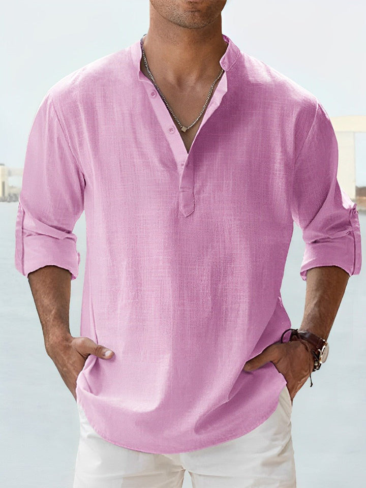 Dettaglio: camicia uomo moderna con distintivo collo alla coreana. Elegante, estiva e perfetta per l'ufficio.