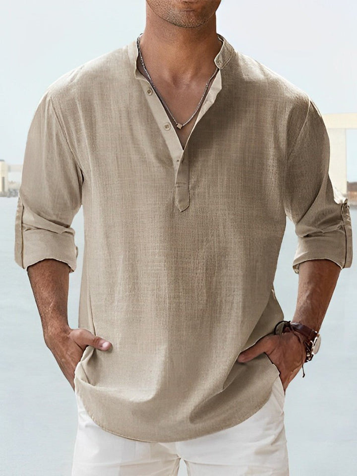 Uomo indossa camicia elegante con collo coreana, ideale per ufficio o serate, offre comfort e stile moderno.