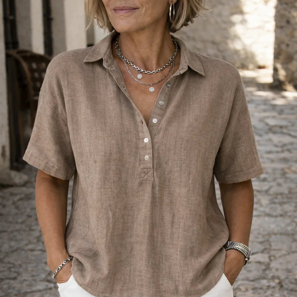 Camicia donna a maniche corte con colletto classico, ideale per un look estivo fresco e versatile.
