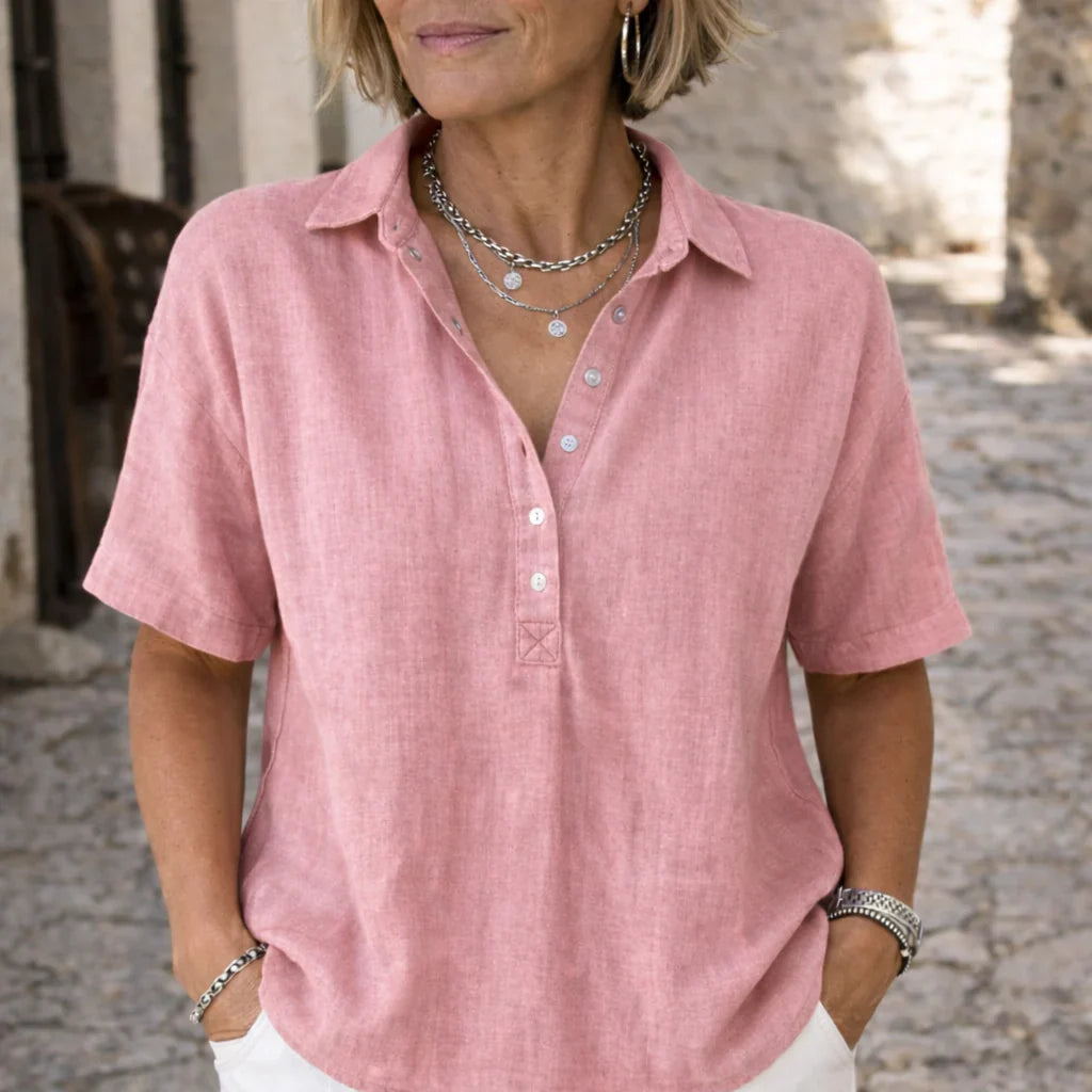 Moda donna: camicia elegante a maniche corte con colletto classico, perfetta per un look fresco e versatile estivo.