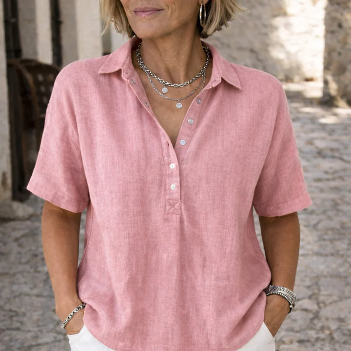 Moda donna: camicia elegante a maniche corte con colletto classico, perfetta per un look fresco e versatile estivo.