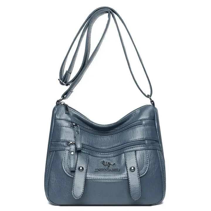 Modella con borsa a mano in pelle, accessorio che completa un outfit elegante e chic.