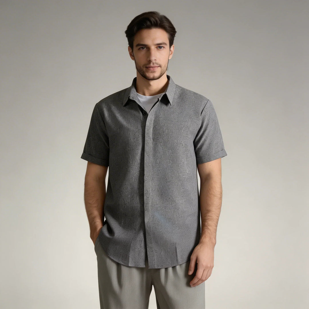 Camicia uomo maniche corte, collo italiano, stile casual elegante e moderno.