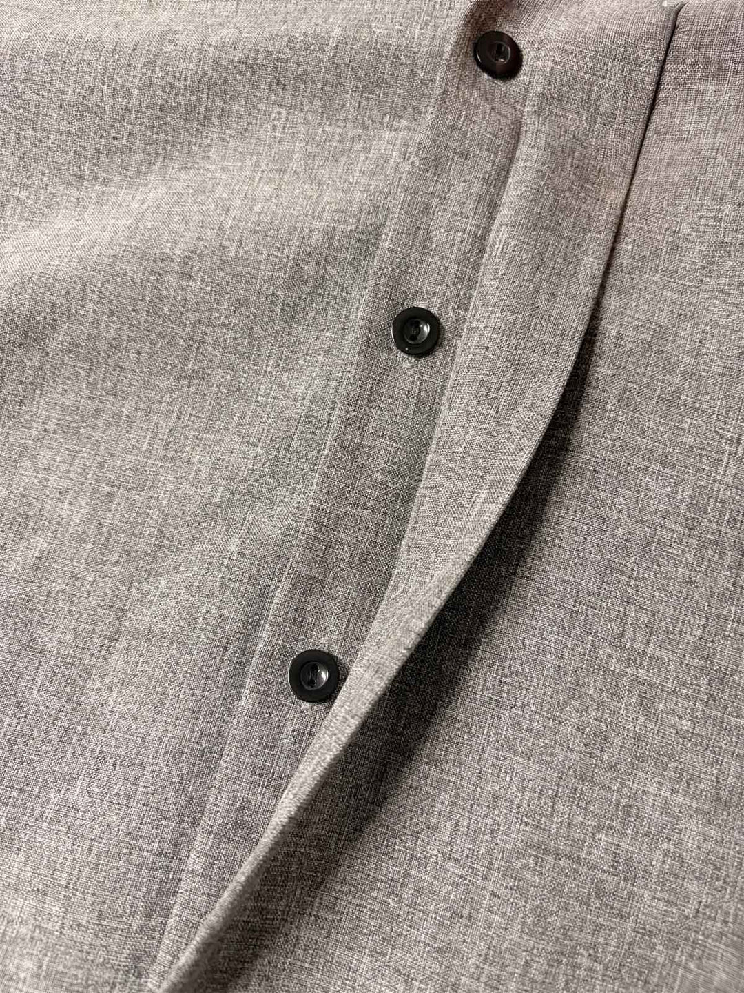 Eleganza casual: camicia uomo maniche corte con collo italiano, must-have maschile.