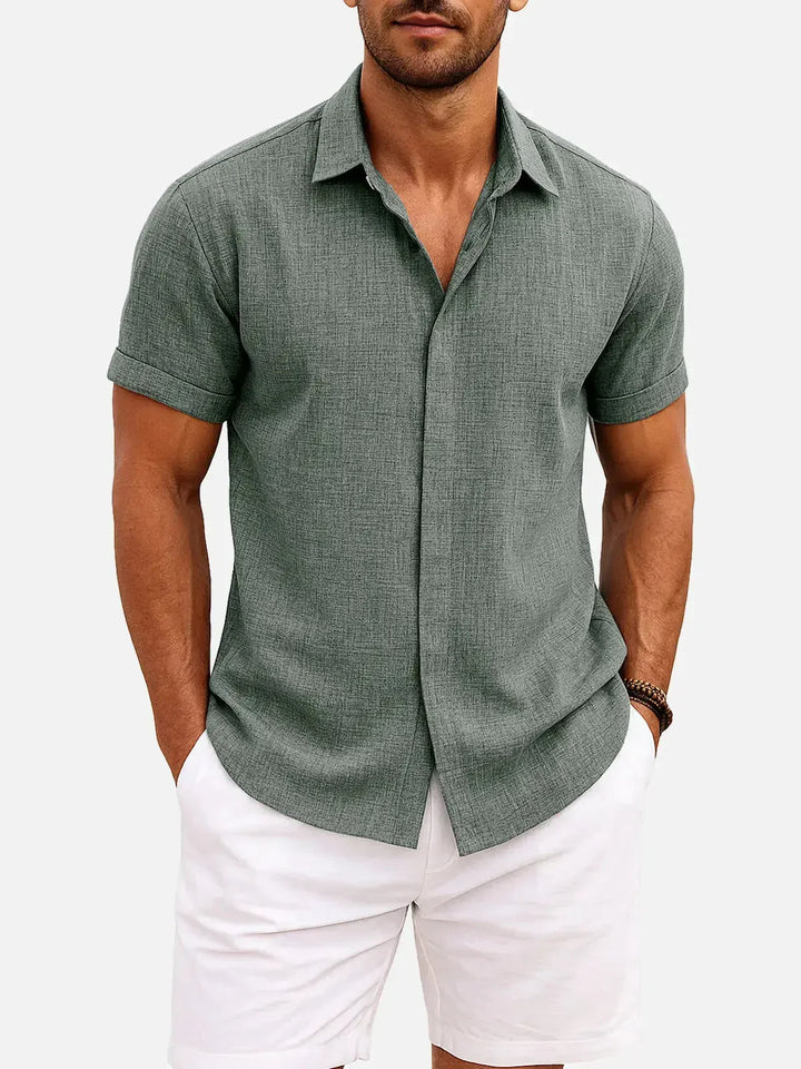 Camicia uomo estiva, maniche corte, collo italiano, per un tocco di classe disinvolta.