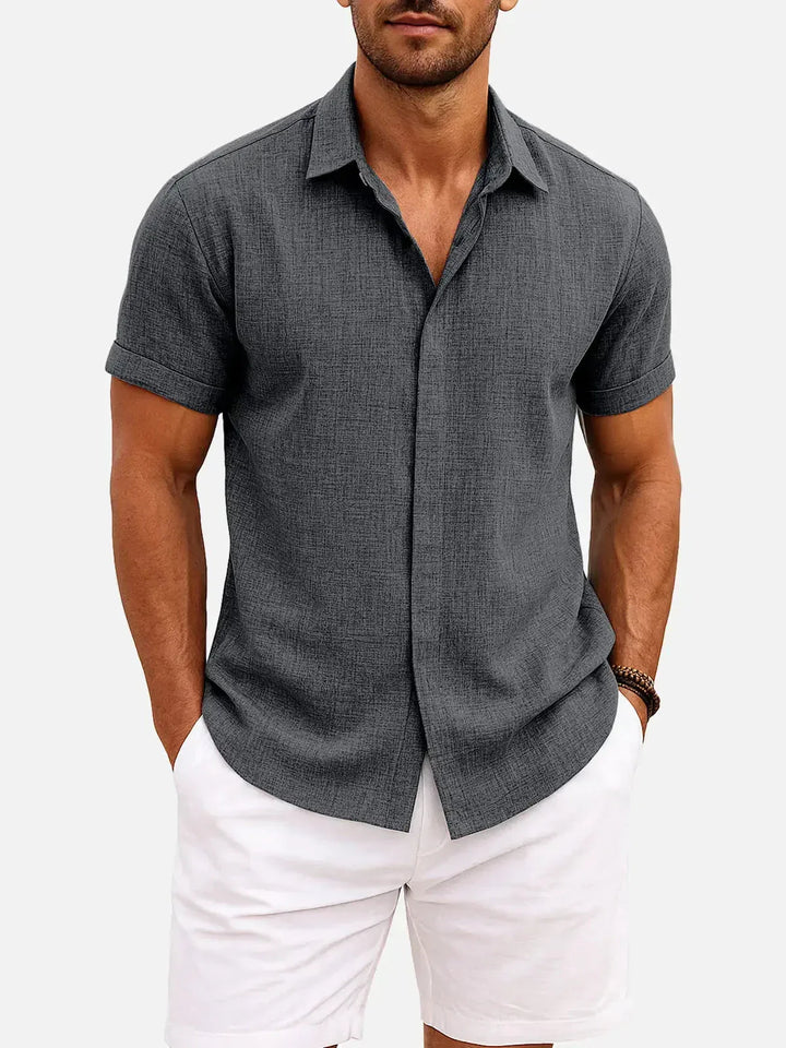 Camicia estiva da uomo, maniche corte, collo italiano, per un comfort ottimale tutto il giorno.