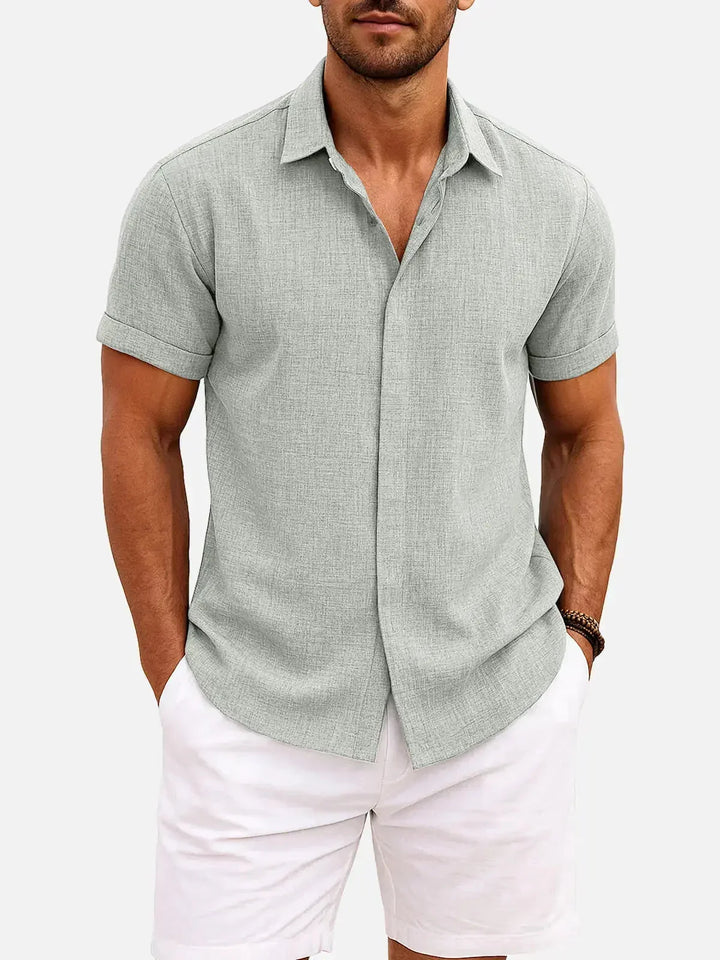 Per la moda uomo: camicia casual elegante, maniche corte, con collo italiano distintivo.