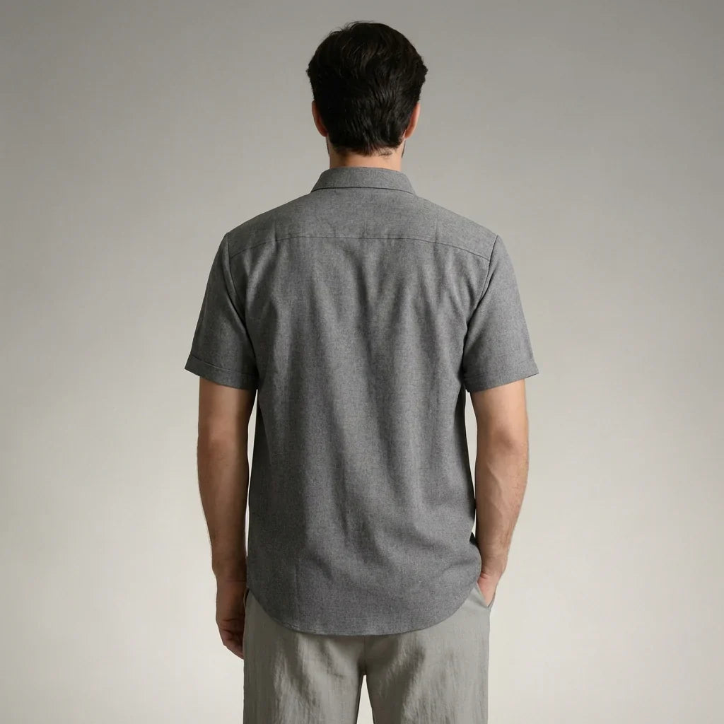 Camicia estiva uomo, maniche corte, perfetta per un look casual chic e comodo.