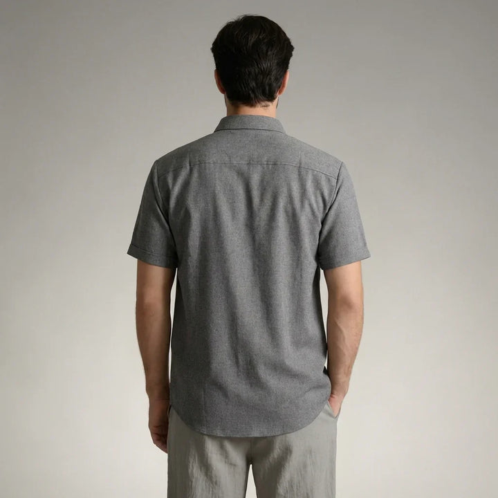 Camicia estiva uomo, maniche corte, perfetta per un look casual chic e comodo.