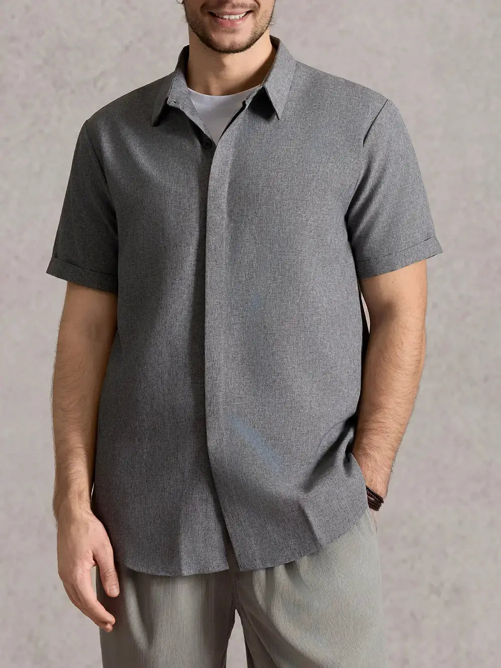Camicia uomo comfortevole, maniche corte, collo italiano, per giornate calde estive.