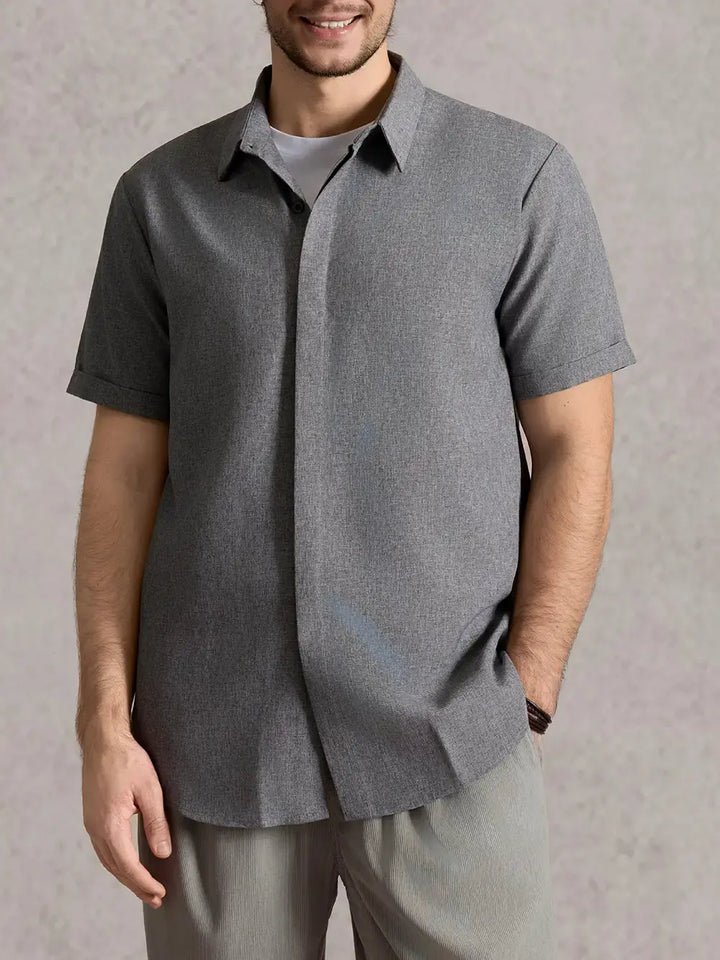 Camicia uomo comfortevole, maniche corte, collo italiano, per giornate calde estive.