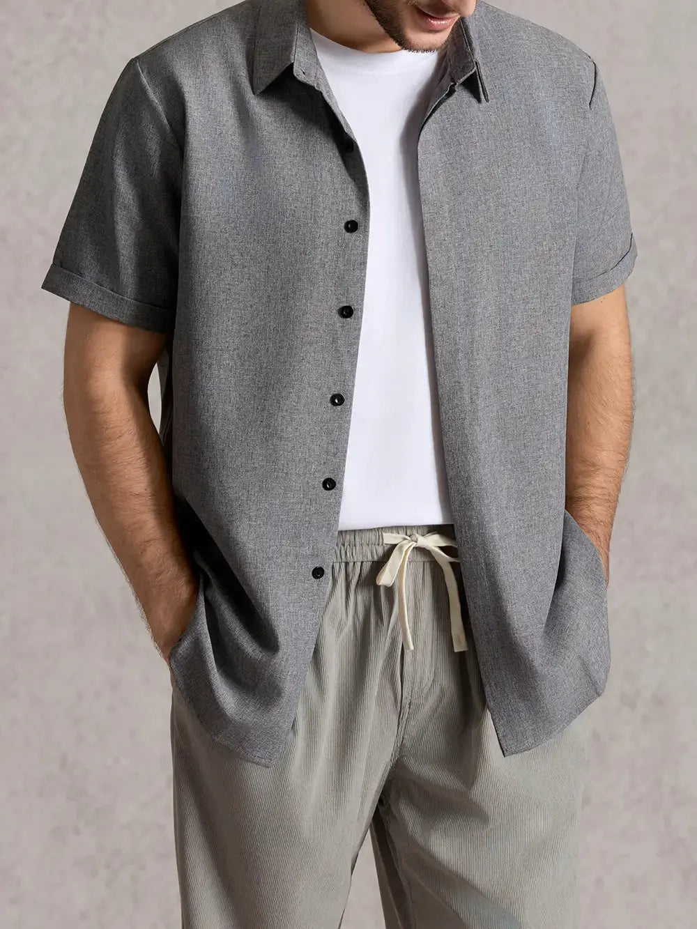Camicia da uomo casual, maniche corte, collo italiano, per uno stile contemporaneo.