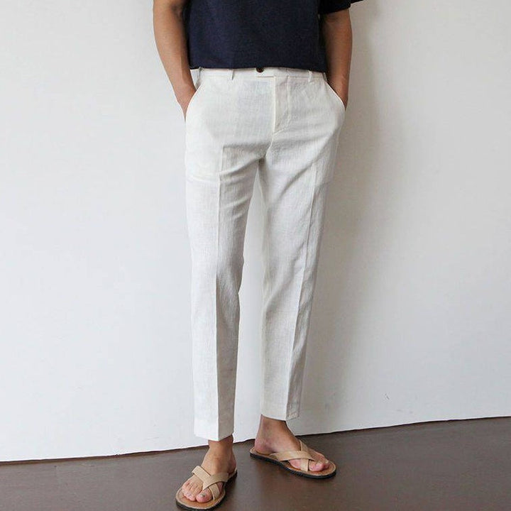 Pantaloni uomo bianchi eleganti a gamba dritta, con tasche laterali, ideali per un outfit estivo raffinato.