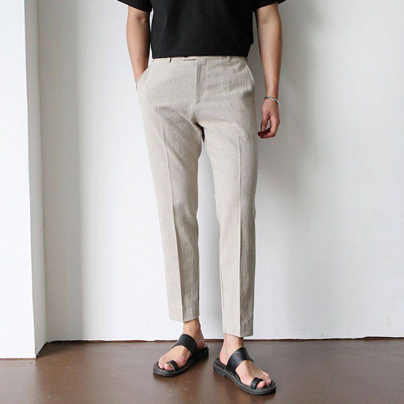 Pantaloni beige da uomo eleganti a gamba dritta, con pratiche tasche laterali, comodi per l'estate.