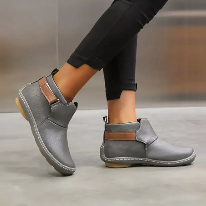 Stivaletti donna marroni dal design moderno per l'autunno, con suola antiscivolo e comfort garantito.