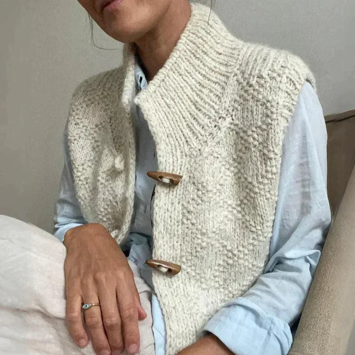 Gilet donna avorio con bottoni per stile autunnale. Capo spalla versatile ed elegante per la moda femminile.