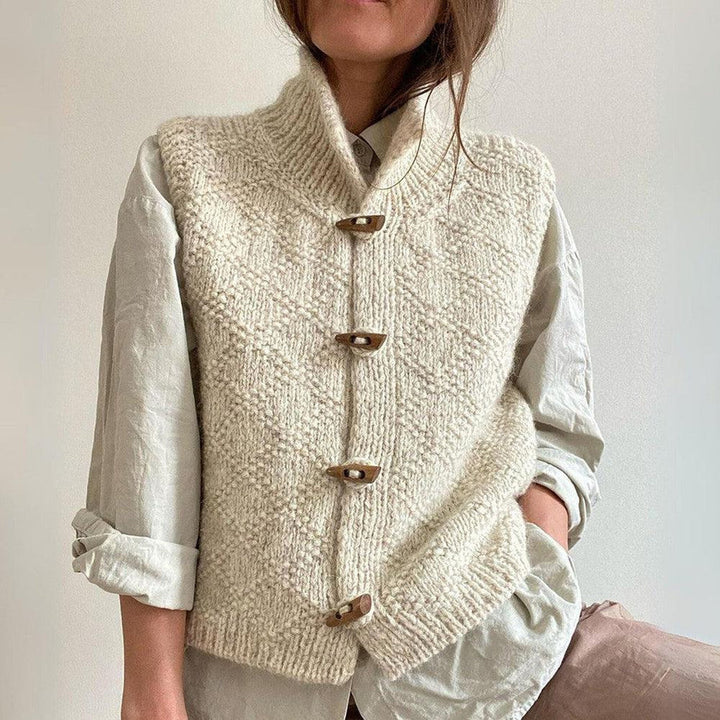 Gilet autunnale elegante da donna, color avorio, con bottoni. Ideale per abbigliamento femminile e moda casual.