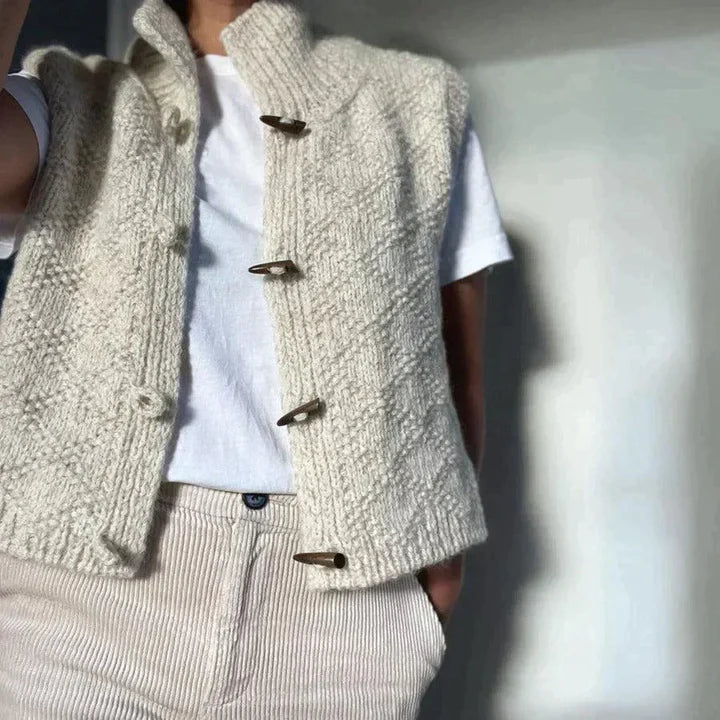 Gilet casual da donna avorio con bottoni, perfetto per un look autunnale elegante e versatile. Capo spalla moda.