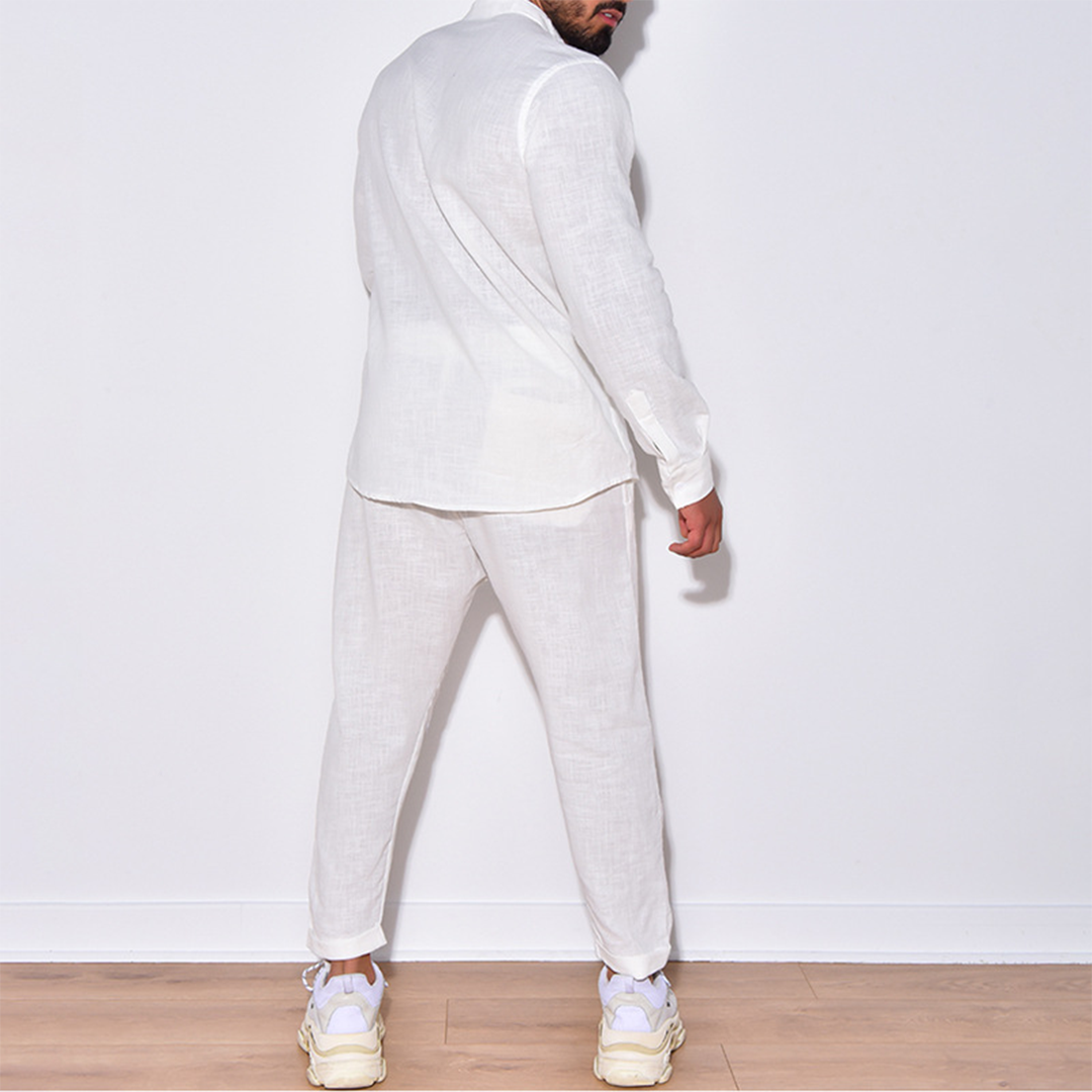 Completo uomo leggero con vestibilità rilassata, comodo per tutte le stagioni. Un capo essenziale per la moda uomo.