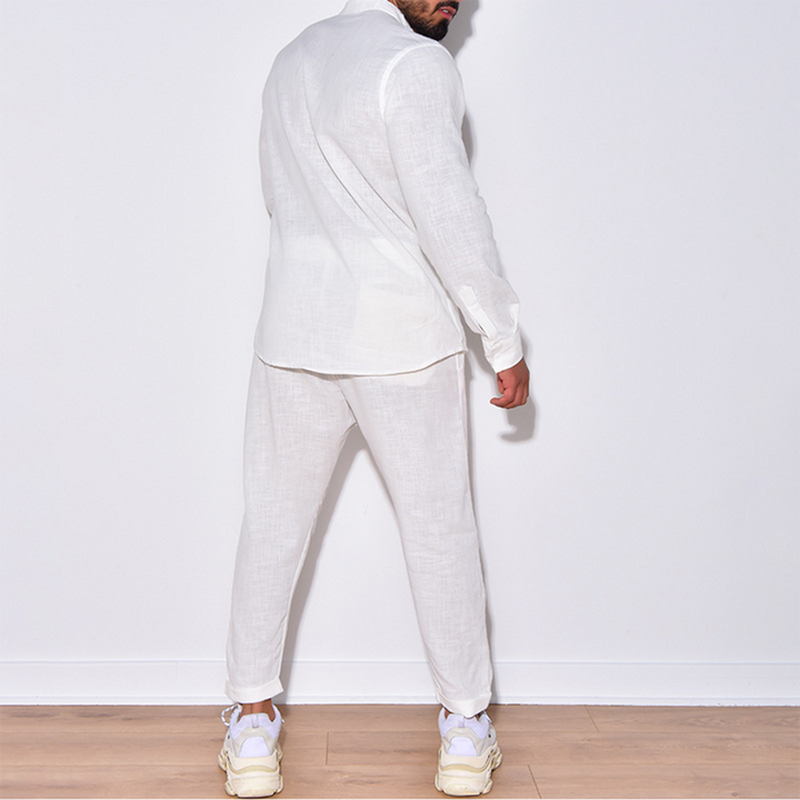 Completo uomo leggero con vestibilità rilassata, comodo per tutte le stagioni. Un capo essenziale per la moda uomo.